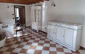 Vetrina in legno stile country con altri mobili da soggiorno e cucina nello stesso stile e finitura